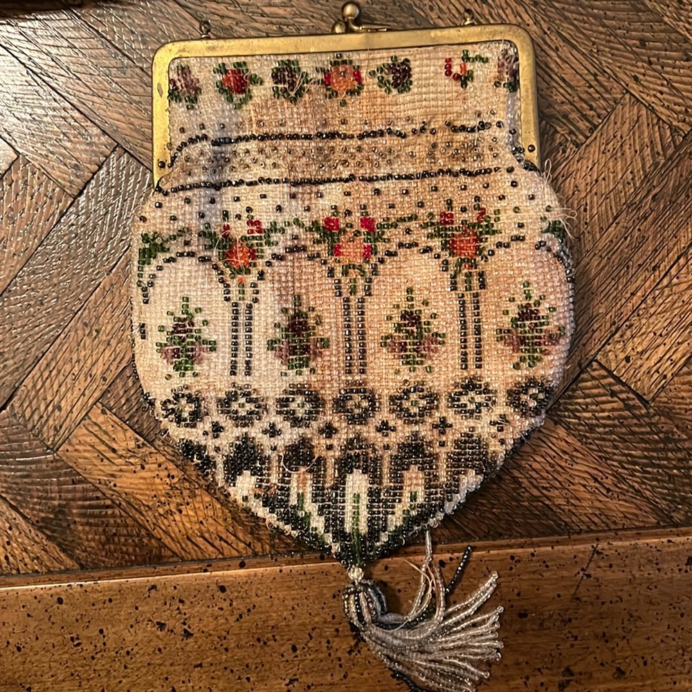 Vintage antique Victorian 1900s class beaded brass closure purse